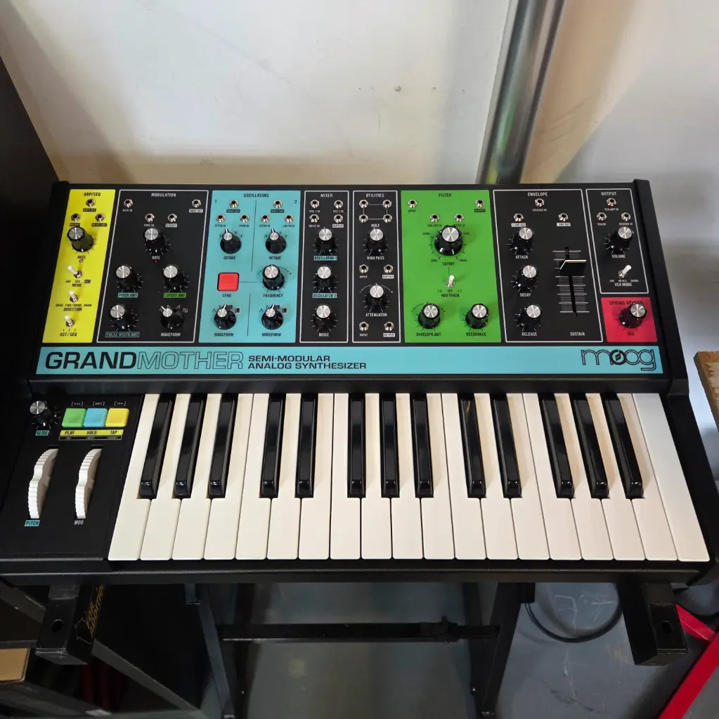 Moog GRANDMOTHER - Synthétiseur Analogue Semi-Modulaire - Boite ouverte